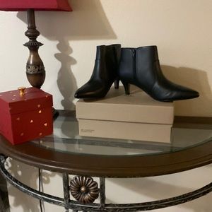 Womens Clarks black leather Linvale Judith boot. Size 8M. Leather upper